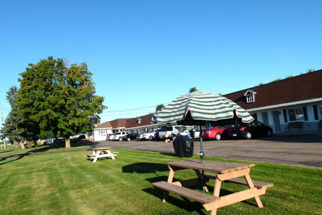 Country Squire Motel Arnprior Exteriör bild